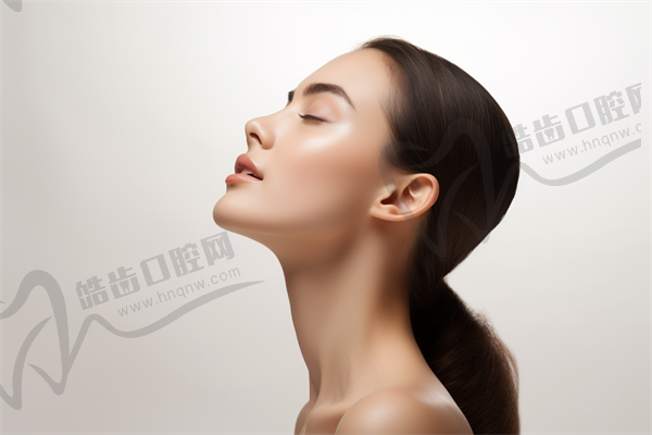 乳房注射物取出15天后還疼嗎：手術(shù)費(fèi)用及對(duì)疼痛的影響