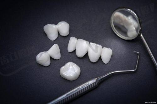 牙齿贴面vs冷光美白：哪种方式对牙齿伤害更小？